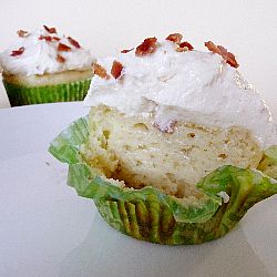 Pancake Cupcakes with Maple-Bacon Buttercream Frosting